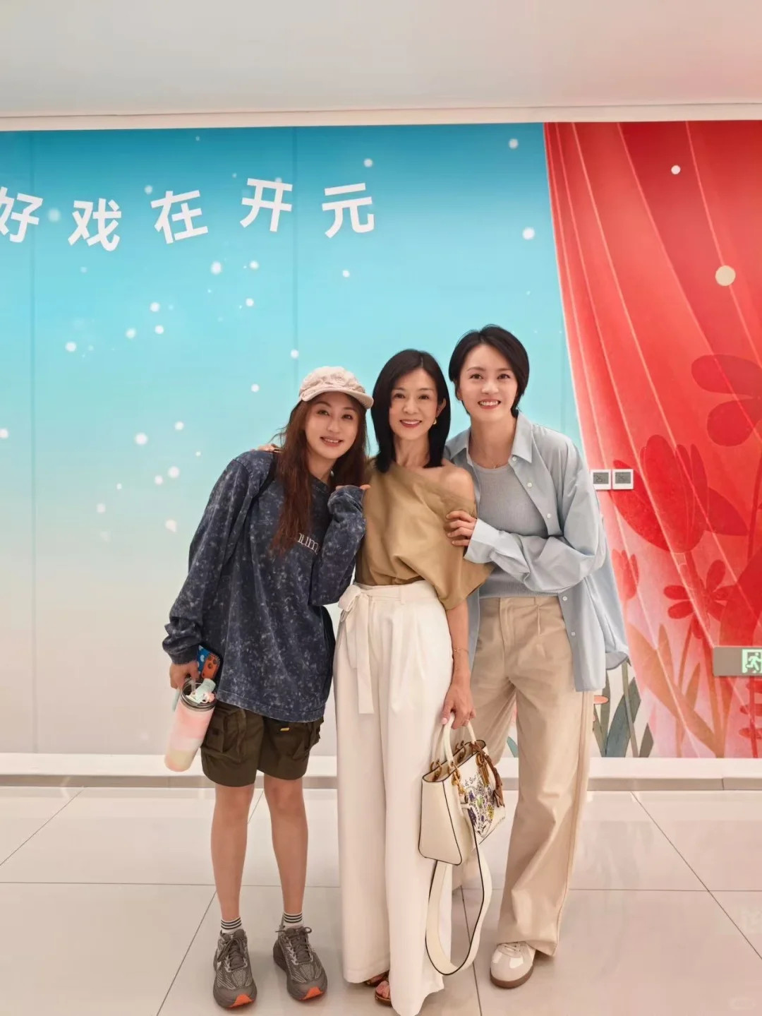 杨采妮和梁咏琪，好朋友又聚了！​​​