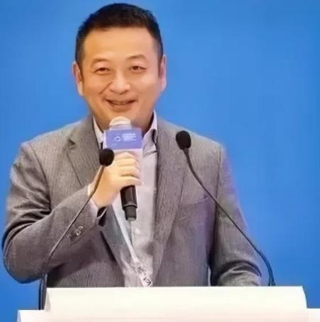 为了鼓励大家多生娃，人口专家梁建章曾提出了一个大胆的方案：一孩家庭每个月补贴10