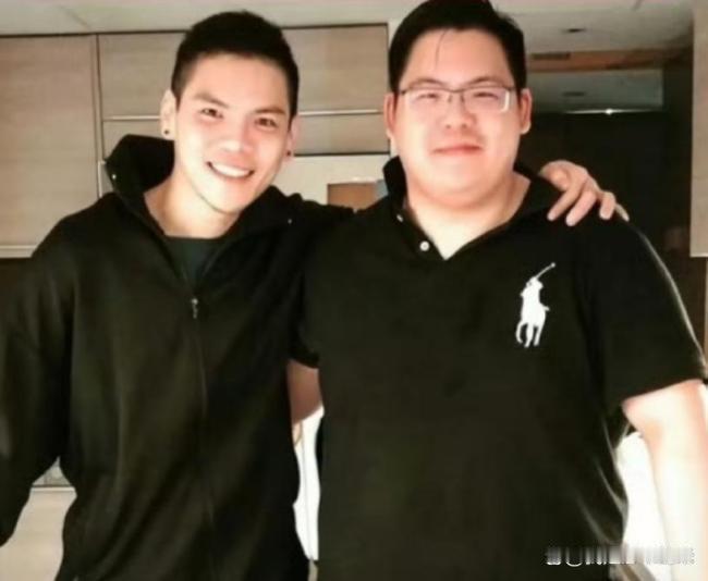 向佐向佑合体直播带货冲上热搜，网友为何开始替李小璐鸣不平？近日，向佐、向佑兄弟
