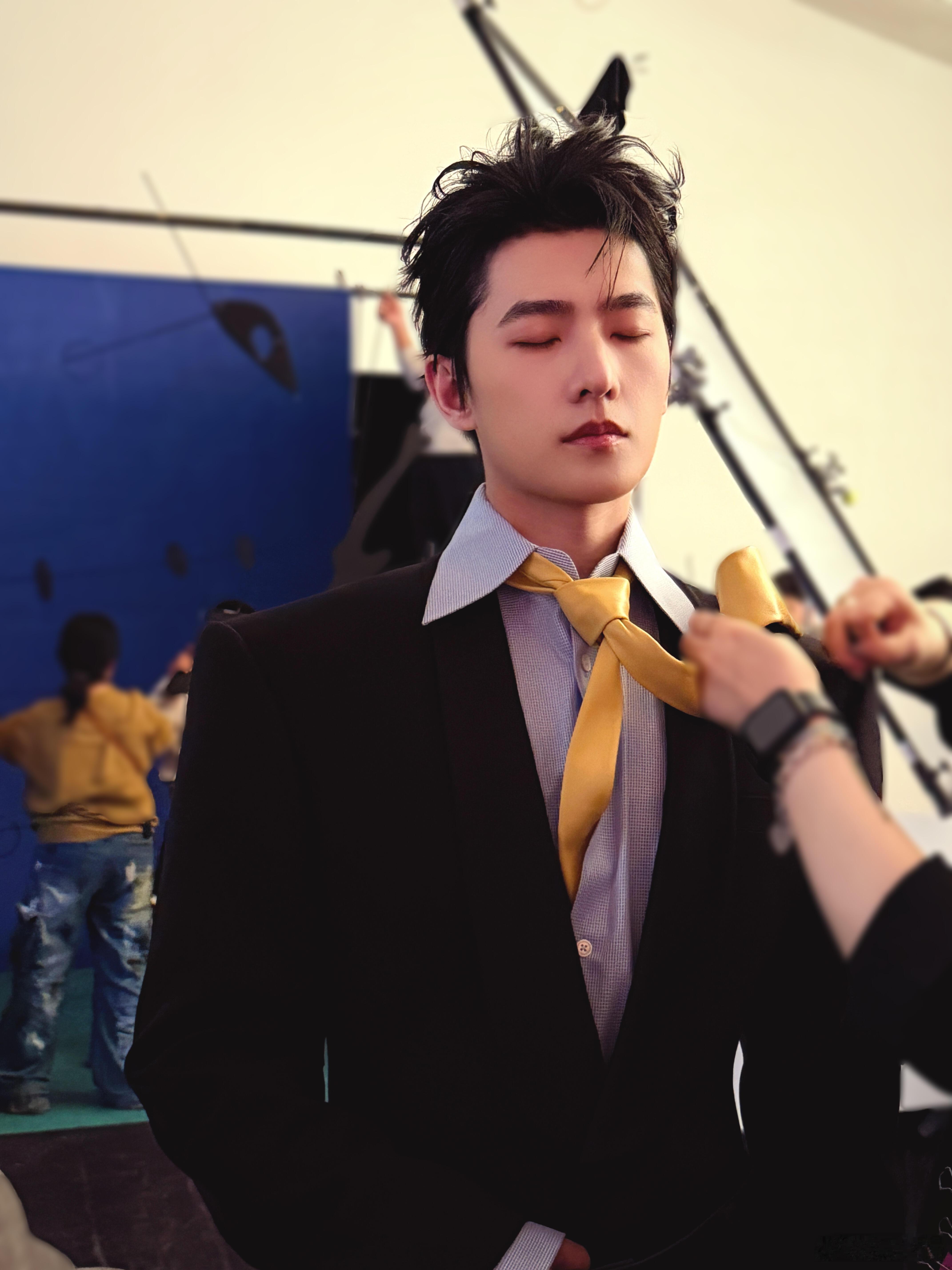 杨洋背头永远可以相信杨洋的顶级骨相！大背头一梳，五官全开，清冷贵气直接拉满，这脸