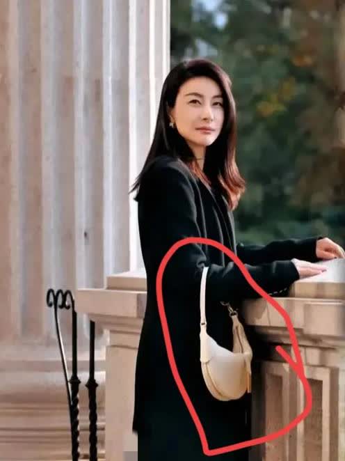 郭晶晶做梦都想不到，自己参加婚礼被吐槽缺德！缘由就是​她参加霍启仁婚礼时
