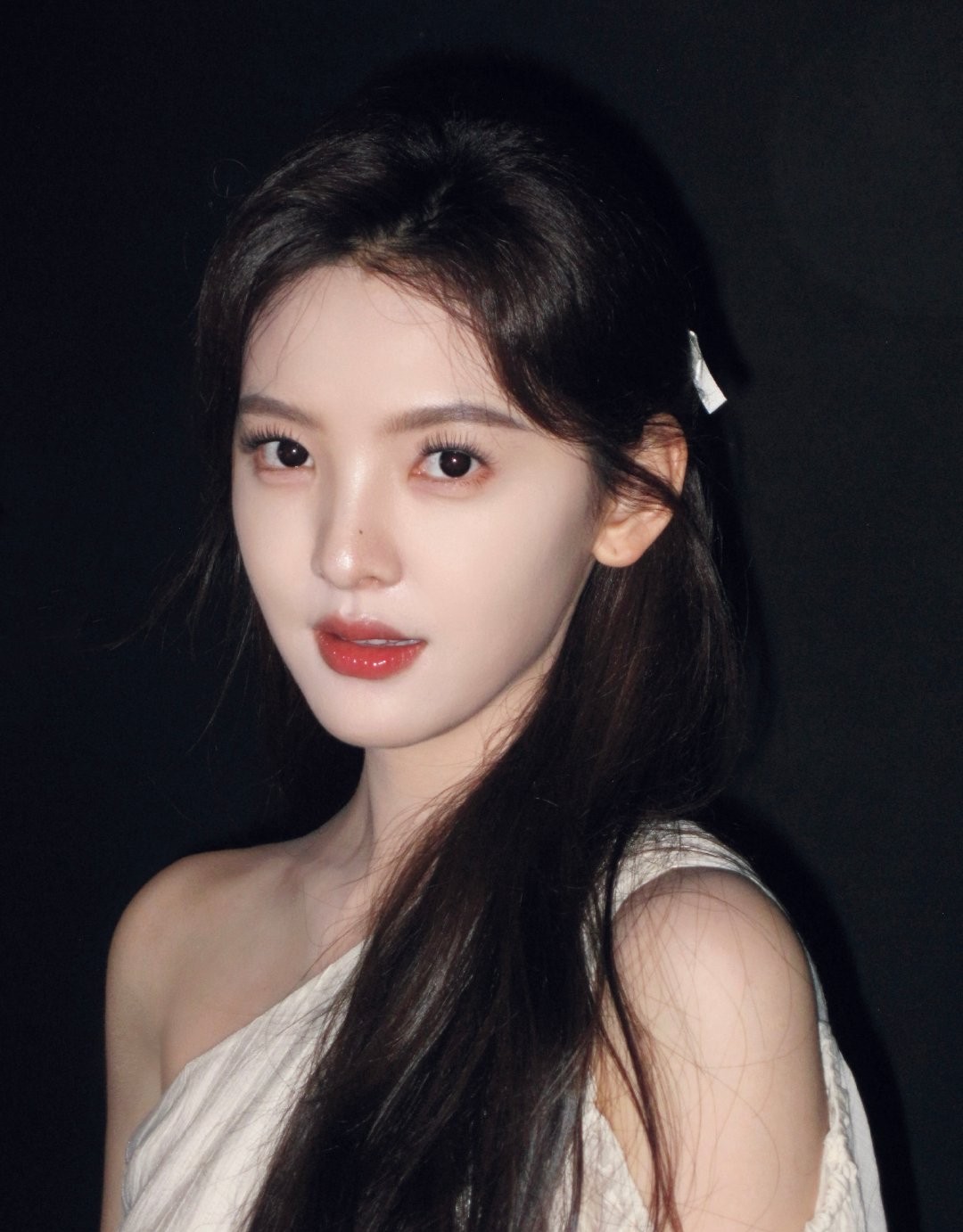 章若楠这姑娘真是长在了大众审美点上，干净清爽的气质像邻家妹妹般亲切。刷到她最近的