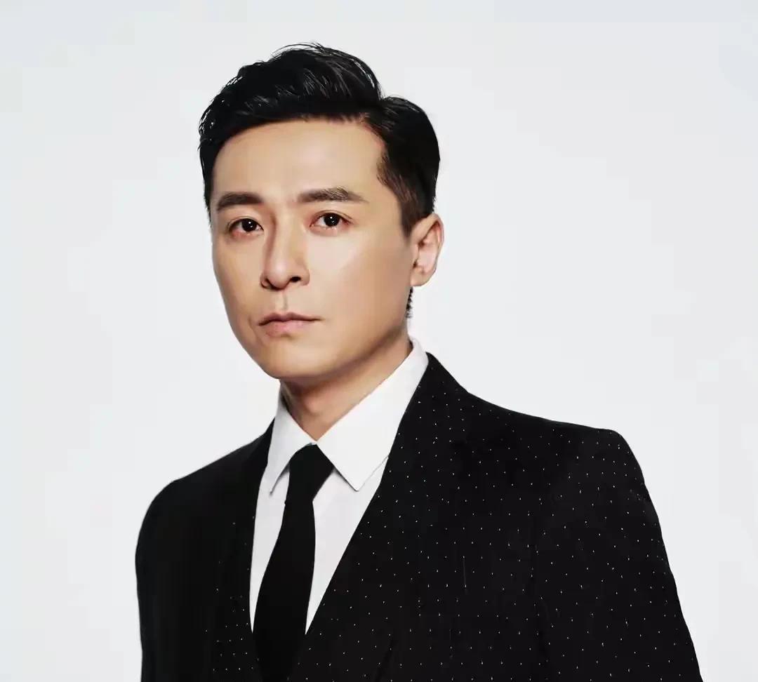 朱雨辰是个不折不扣的妈宝男，听妈妈的话。没自己的主见，公开诋毁姜妍。说姜妍穿的