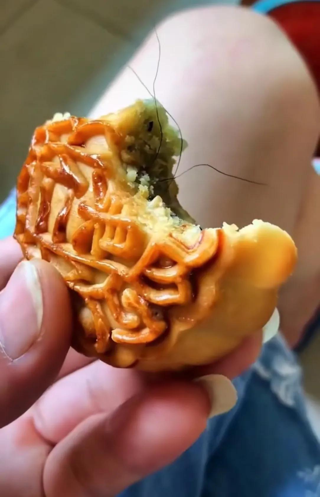 开开心心吃月饼，咬开一看瞬间没了胃口。月饼里面夹着头发，好好的美食直接败了好感。