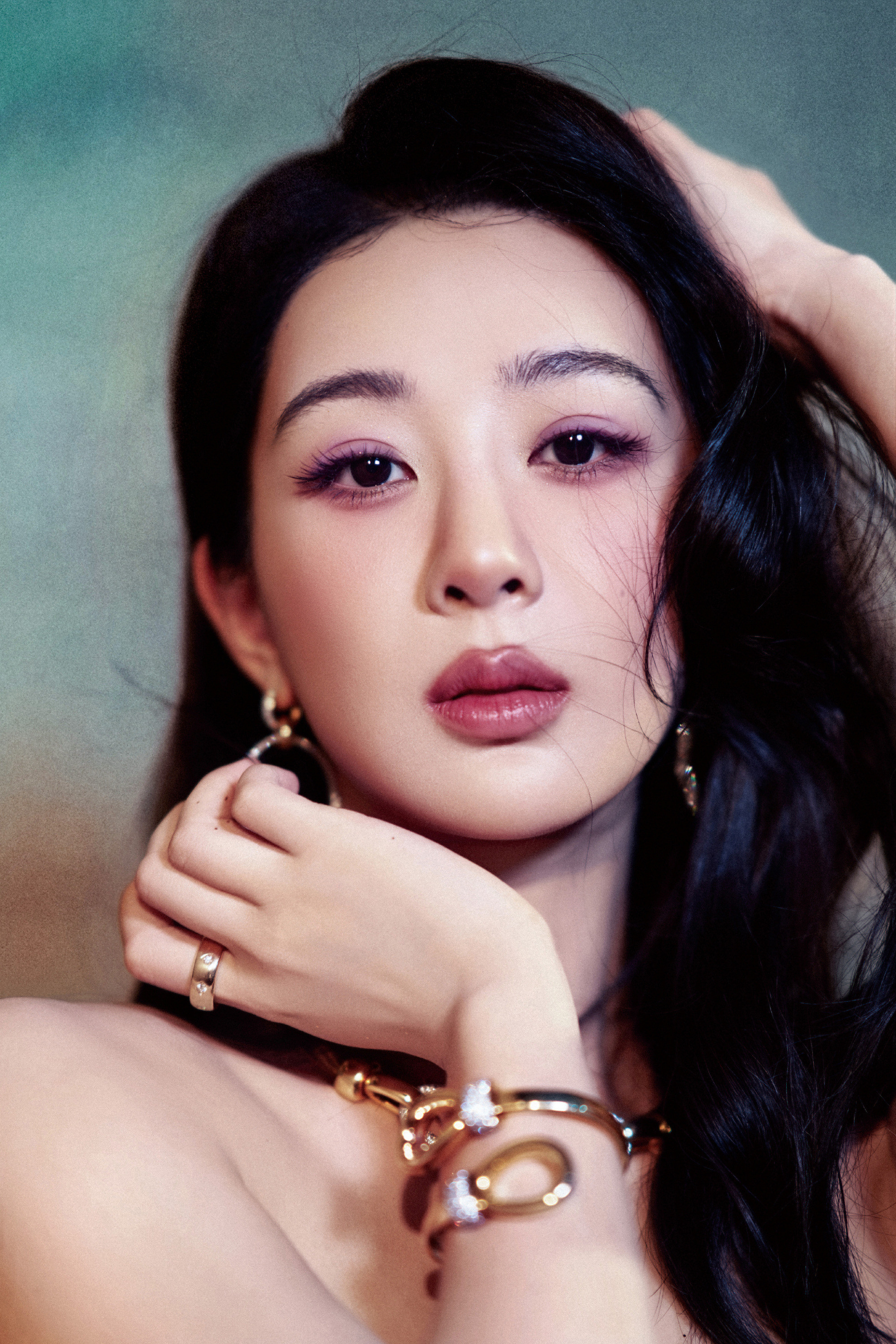 杨紫鎏金裙摆杨紫蓄力生长步步绽放光影交错间杨紫尽显优雅，鎏金裙摆华贵大气，配饰精