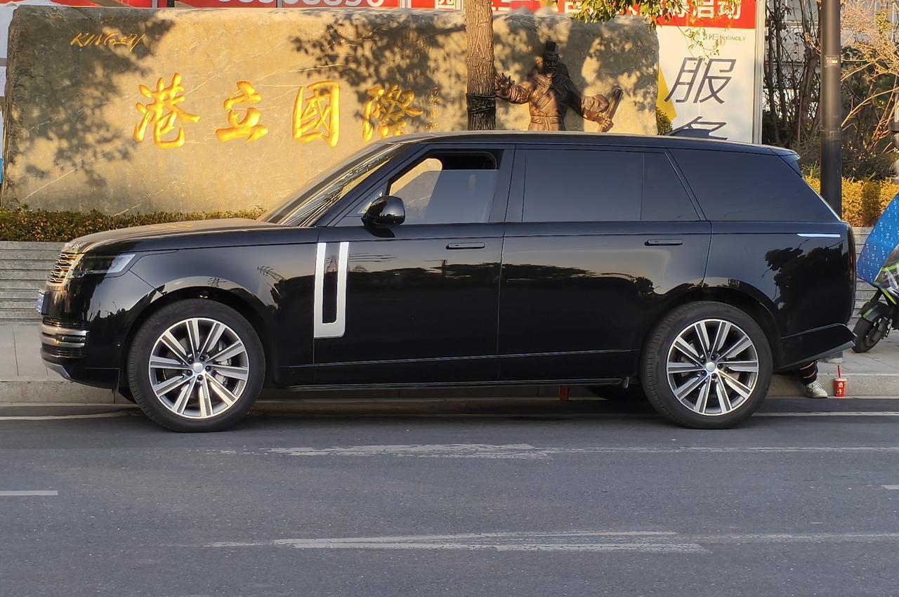 车长5米的路虎揽胜，还打得过国产大型SUV吗?路虎揽胜盛世版，车长5052