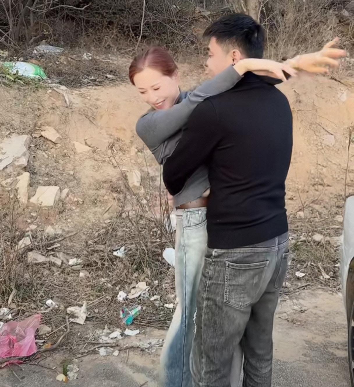 老妻少夫有什么嚼味75年的女人，95年的男人，除了搂搂抱抱，已无他用。30岁的