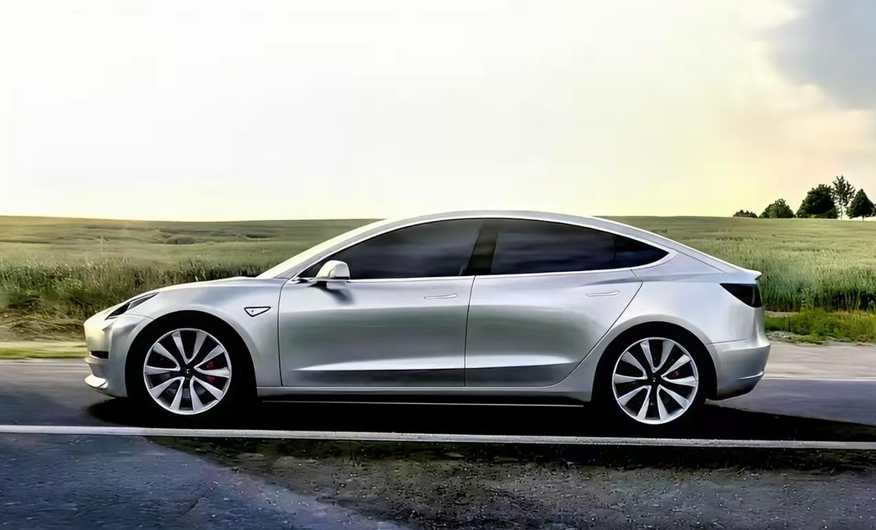 特斯拉一改以前温和的做法，开始各种内涵国产新能源了。现在国产车为了加大续航里程