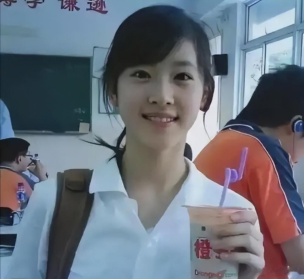 2025娱乐年终盘点上海这一夜，31岁奶茶妹妹章泽天妖艳四射，败给了全裹出镜的4