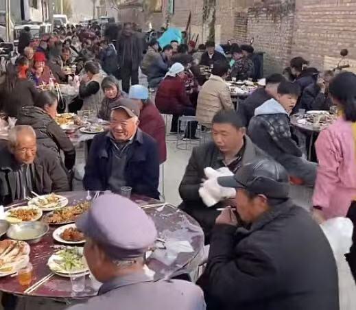 这是河南农村的酒席，随礼一百还寒酸？牛羊猪肉狮子头，整鸡整鱼大肘子，甲鱼肥肠
