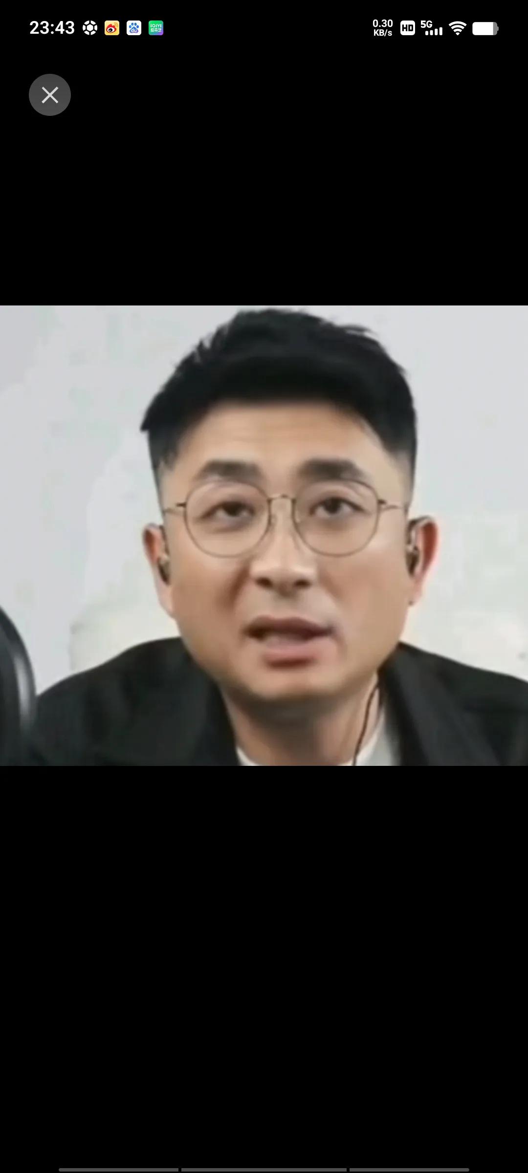 近期，郭晓小在直播间透露，他的爷爷郭振清从小酷爱相声艺术，虽然没有从事这门艺术，