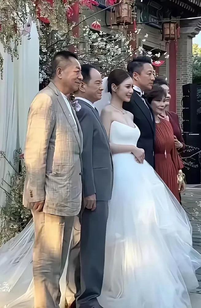 这张婚礼上的全家福站位还是挺有讲究的马筱梅的父母在新郎新娘/两侧而汪小菲的