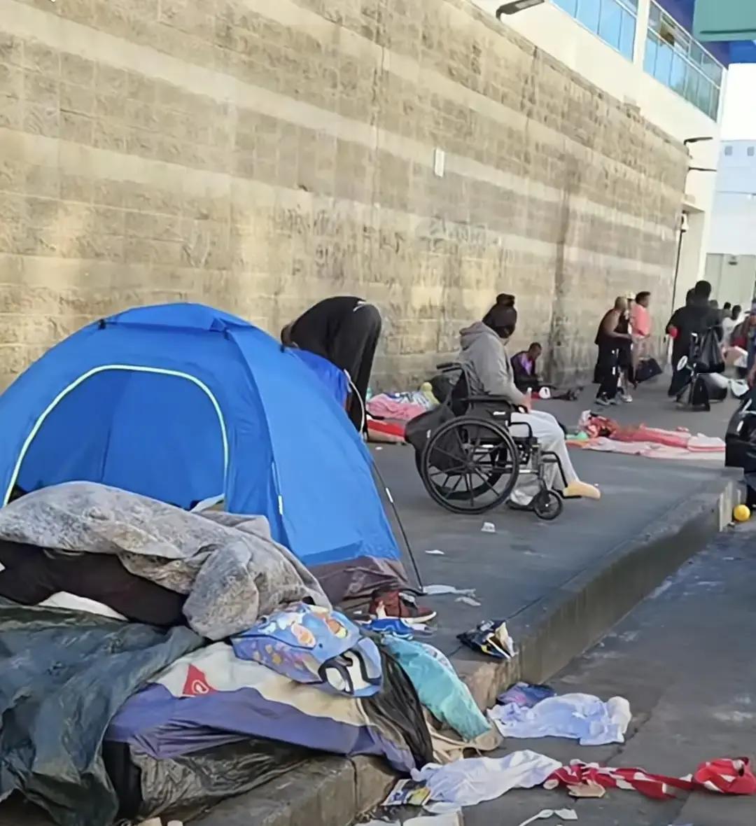 “洋奴”开始替主子反击了。最近几天，“斩杀线”剥掉了美国的遮羞布，也狠狠地打了