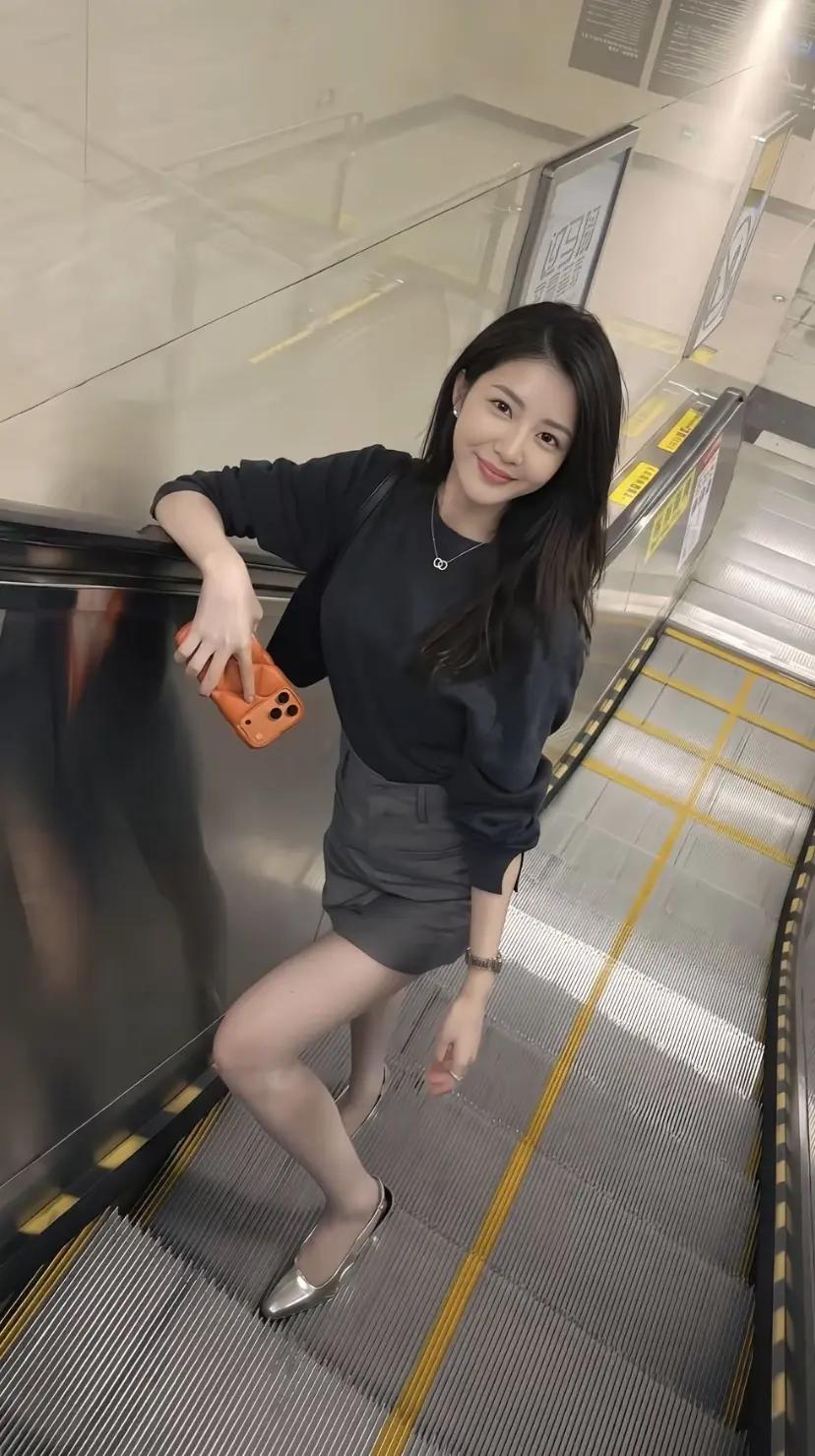 被惊艳到了，气质绝佳，职业装一穿太好看了，身材匀称曼妙，最美的单眼皮美女，没人反