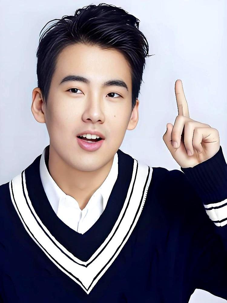 台上被郭德纲指着鼻子催婚，台下又被新娘手捧花“精准”砸中。德云社封箱，老郭