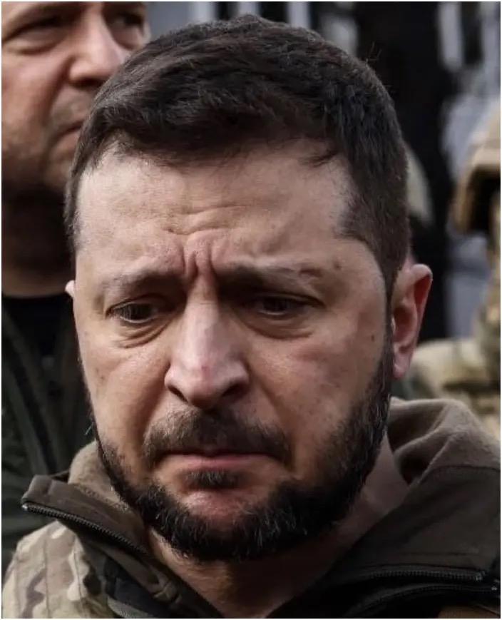 泽连斯基挨揍三年，被逼作出重大让步环球时报12月14日报道，乌克兰总统泽连斯