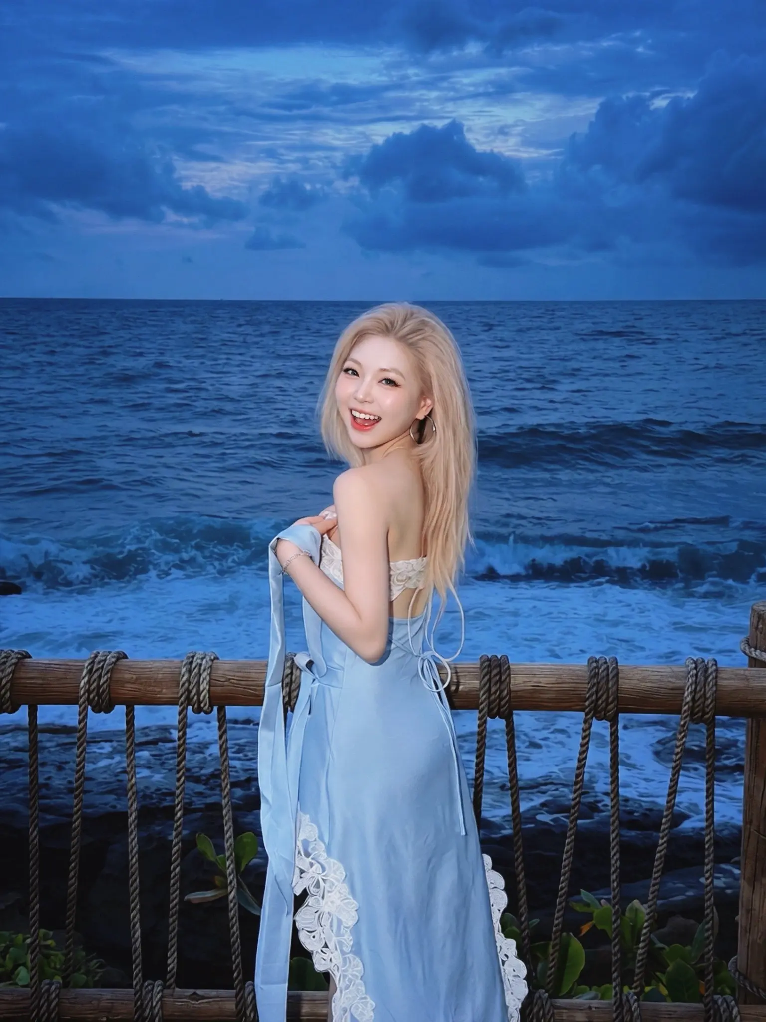 在富国岛 夏天没有尽头🌊 在岛上看完最后一场日落蓝调 吹完最后一场雨...