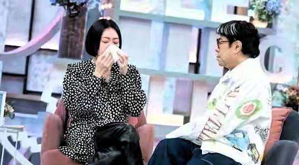 小s讲自从家里出了大事，大家忽然就散了，没人再说话了，每个人都躲起来，心里都很难