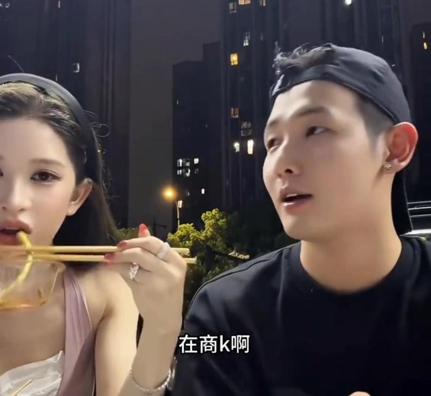 我那个天老爷啊！梅尼耶与未婚妻黄婉均居然是在商K认识的，当时黄婉均的姐妹还点了一