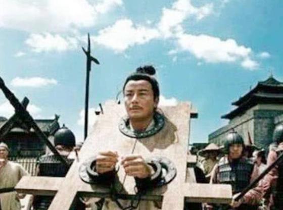 隋朝有个管押送的官员，押送70名流放囚犯去长安，走到半路，他把所有人的枷锁全解了