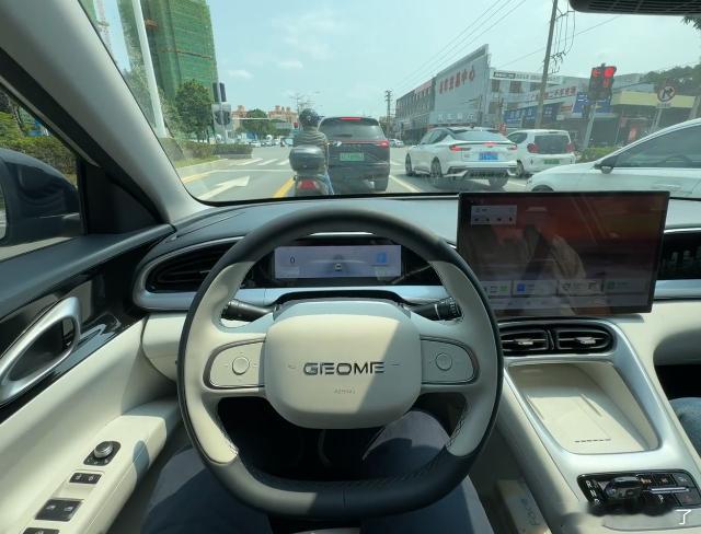 预算十万内，选了台比较好开的吉利星愿结婚两年，想买台纯电小车，平时通勤用，周末两个人会出去逛逛，偶尔