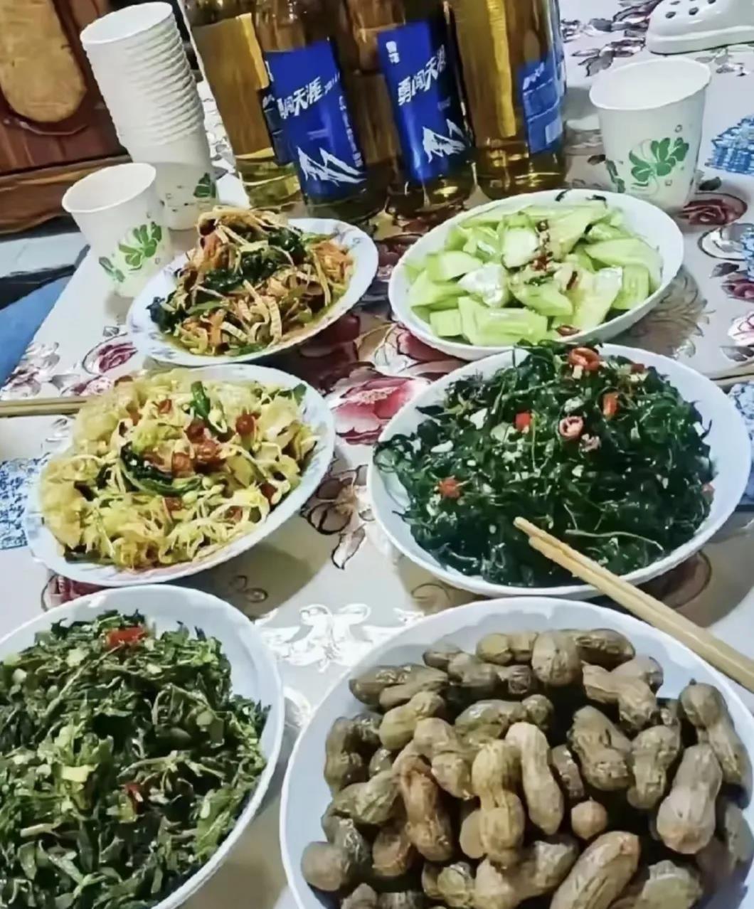 老公朋友来家里吃饭，准备了这一桌菜～看着挺丰盛的，可总觉得差点啥…是