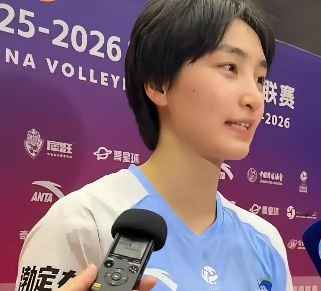 路晶刚刚进入专业队打比赛时间不长，并没有接受过太多的专业训练，作为一个刚刚19岁