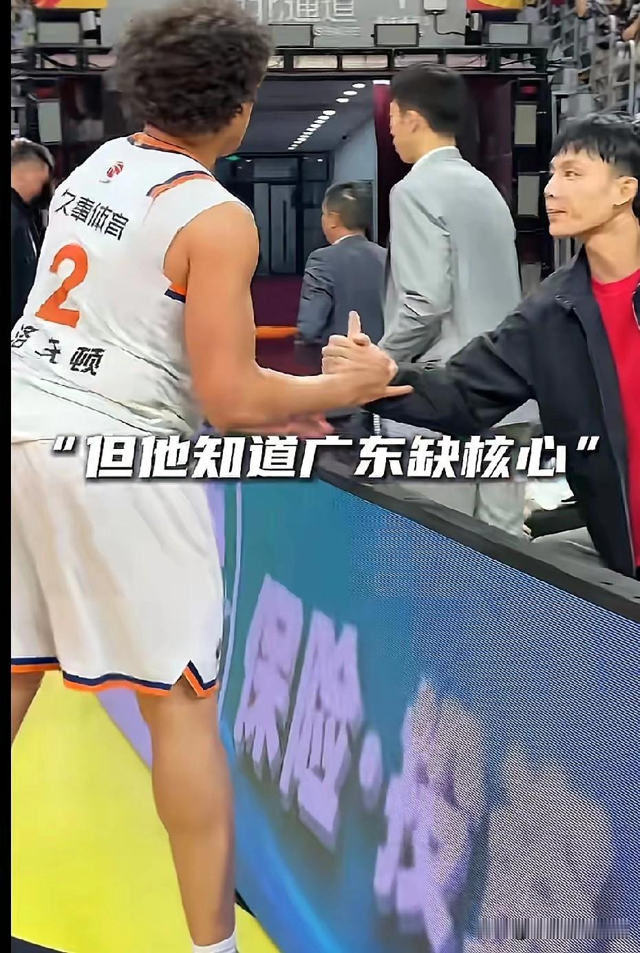 赛后洛夫顿主动找徐杰握手，这就是格局！昨晚上海再次战胜广东，赛季完成双杀，赛后