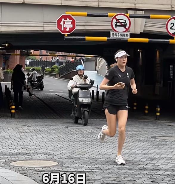 有网友在上海街头偶遇谷爱凌，这么热的天，她没有逛街，也没有吃美食，更没有参加活动