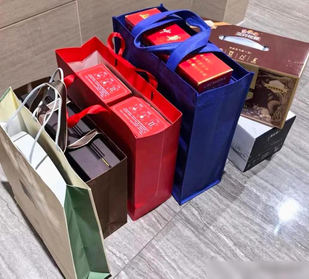走亲戚，一定要注意这几点。选礼品有诀窍，千万不要拿牛奶、饮料、糕点礼盒，虚头