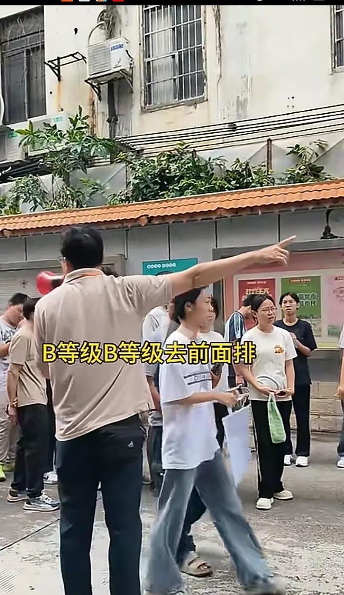中等成绩的孩子永远都在捡漏中考时候b-c+的孩子永远都是等好的中职学校还有普高