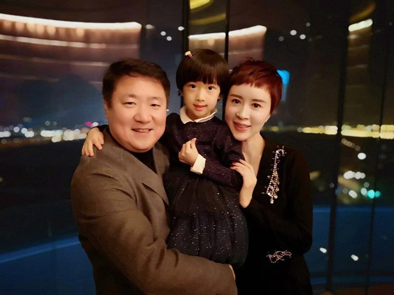 春节期间，金巧巧一家人在三亚过年，还带着两个孩子一起参加了电影路演活动，夫妻俩罕