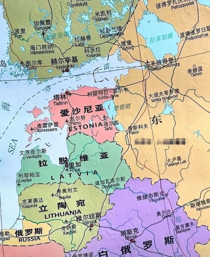 爱沙尼亚应该是整个波罗的海沿岸地区最憋屈的国家了吧。爱沙尼亚国土面积本来就小，仅