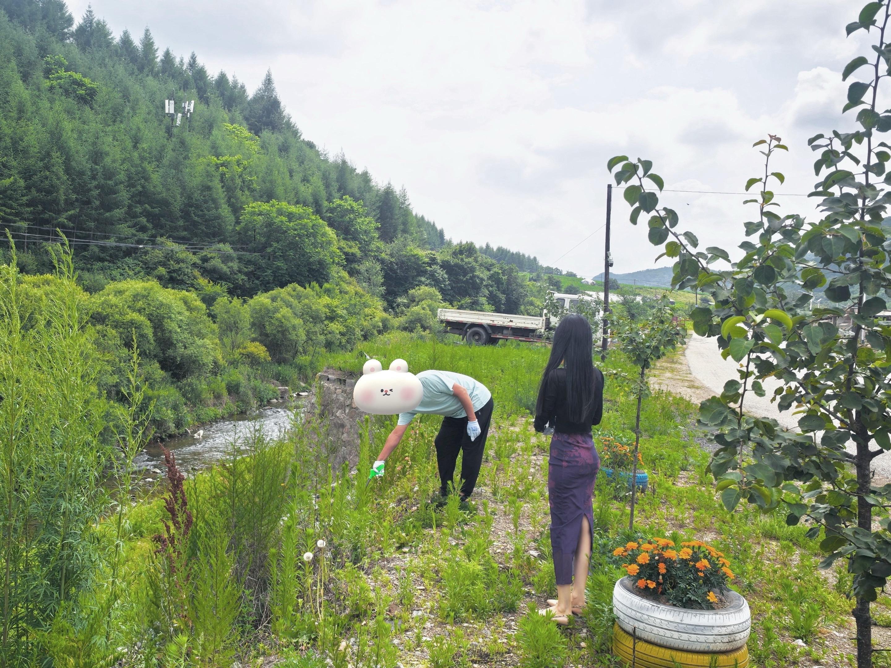 捡个垃圾，动作鬼鬼祟祟的呢。，守护乡村山野原生温柔