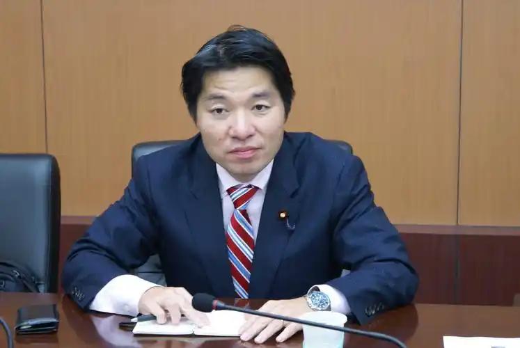 这几天，刚去北京“谈判”的三名日本国会议员已经回国了，其中有个名字很活跃的身影。
