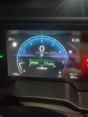这是我的车，卡罗拉锐放精英版，加满一箱油320元，开了480km，还剩...