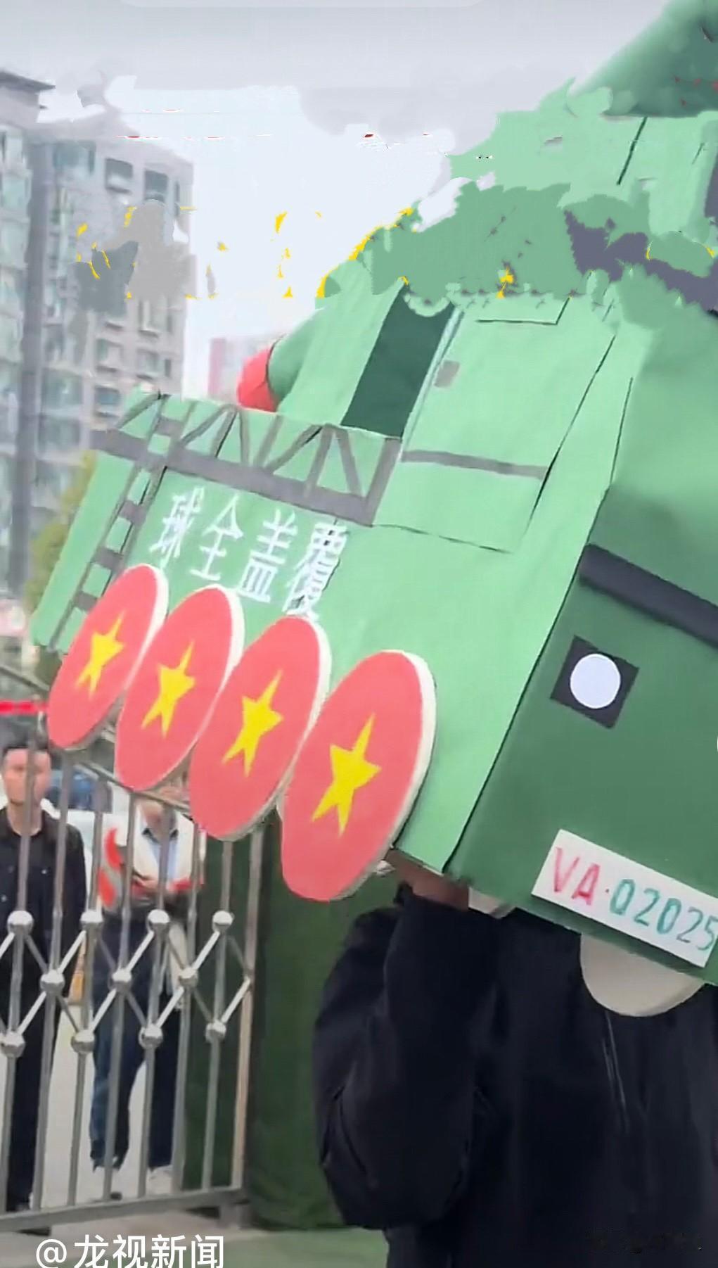 今非昔比国庆节马上就到了，各幼儿园，小学生都组织了手工课，这可给家长忙