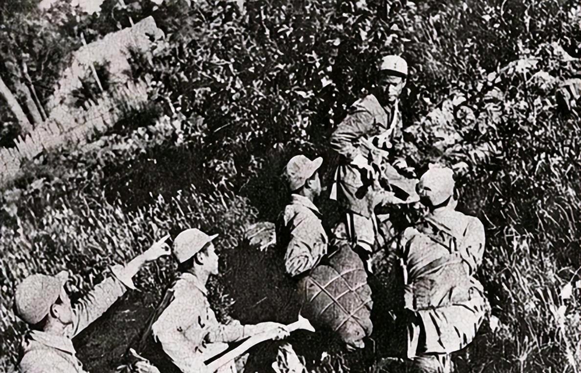 1941年，日军进攻黄崖洞前日军进攻黄崖洞前赶来100多只羊清扫地雷，团长欧致富