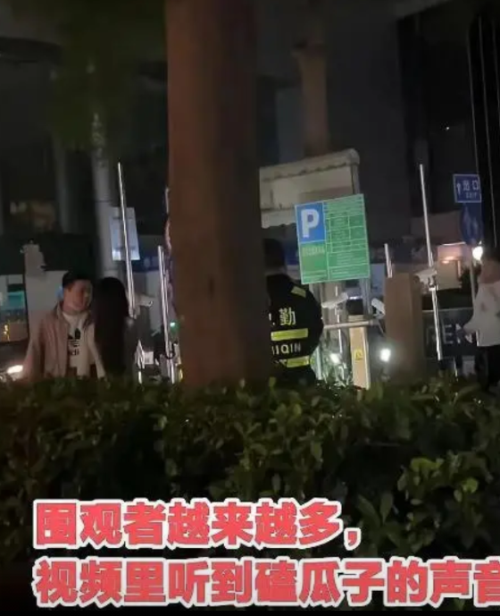 “你还要脸吗！”广东深圳，男子深夜途径某酒吧时，看到一名穿着性感的女子与一名男子