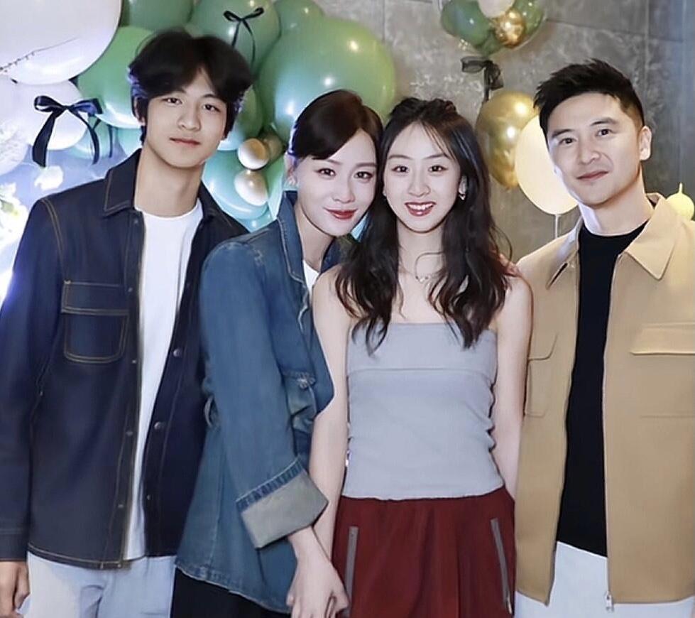 田亮、叶一茜一家四口的全家福合影，一晃眼他们的女儿都长这么大了，女儿森碟是标准的