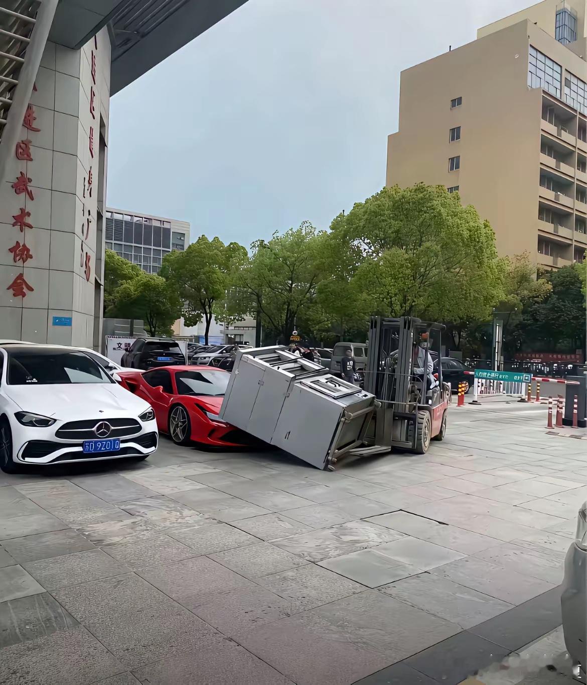 幸好没砸到奔驰不然真的完了?​​​