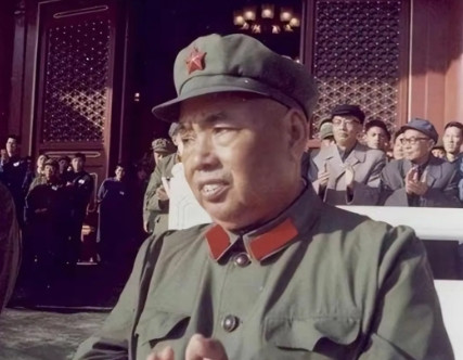 秘书拿来了许世友一个月的工资，对许世友说：“司令员，这是你本月的工资。”许世友头