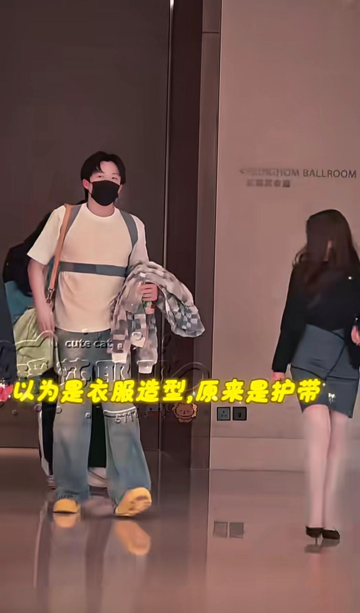 王楚钦出发回京了，看他的穿着开始以为是衣服造型，仔细看才发现那是后背保护装置，早