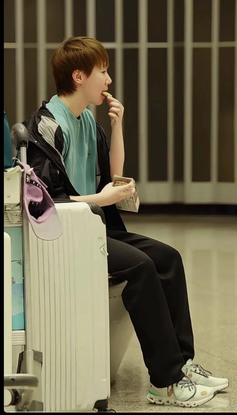 候机间隙，来点零食解解馋！小可爱吃饼干也斯文＜曼昱吃东西好文静＞