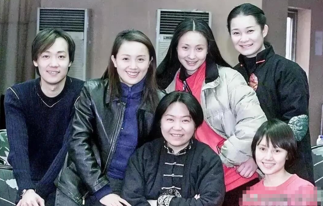 二十多年前，他们都是自然美，没有任何的医美，特别是右边的袁泉，看起来就像是高中生