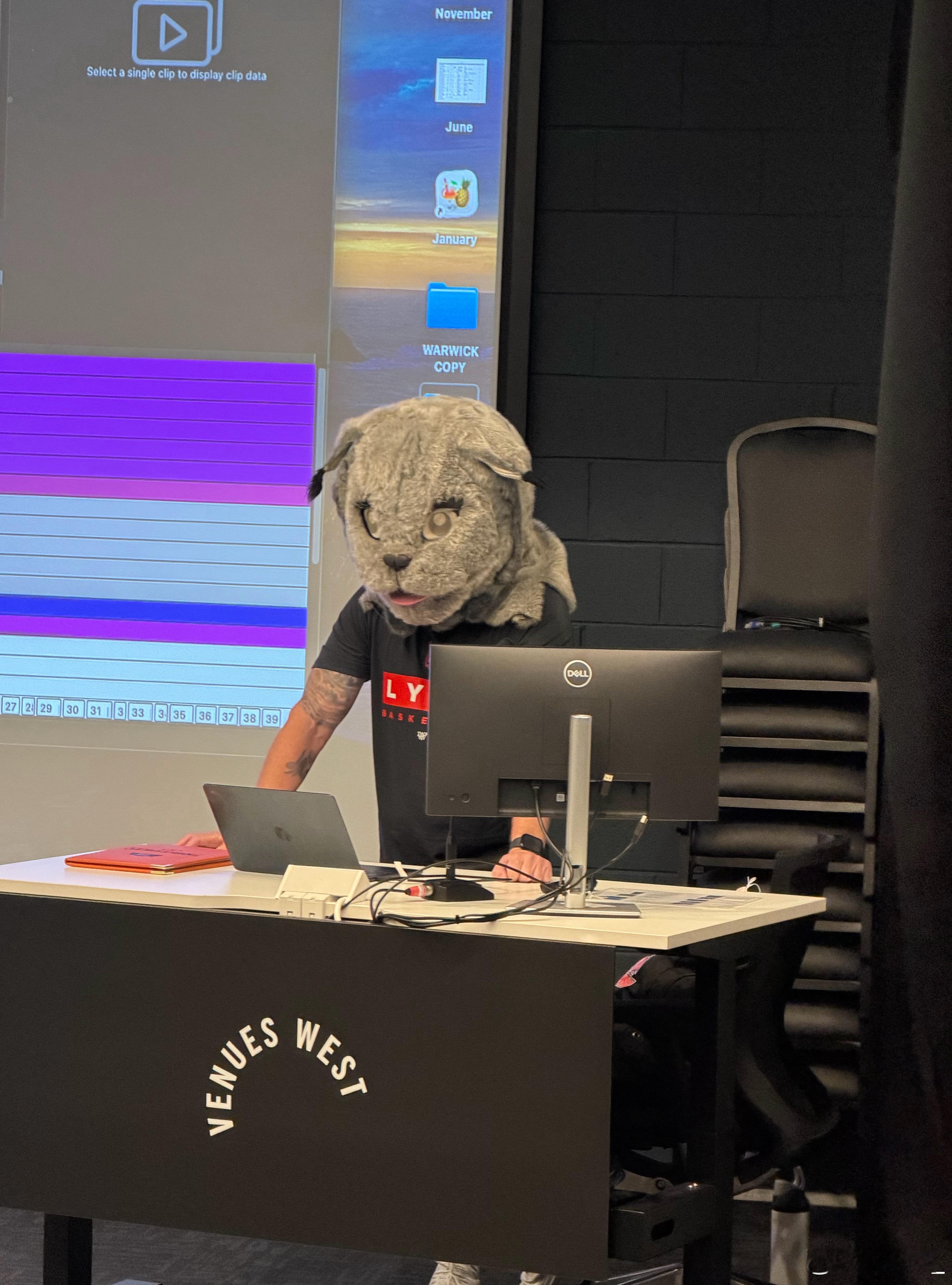 忘带钥匙把自己锁公寓外面了……这就是我，一个鱼一样记忆力的女人（不嘻嘻）