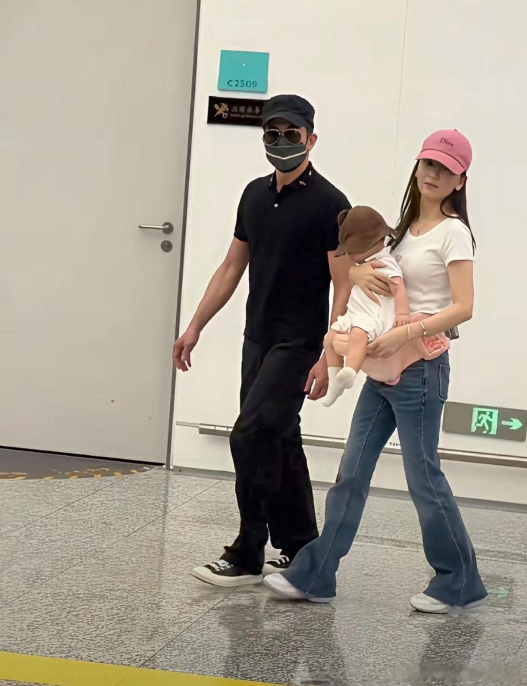 郭富城为什么不抱孩子呢？方媛看起来都抱累了​