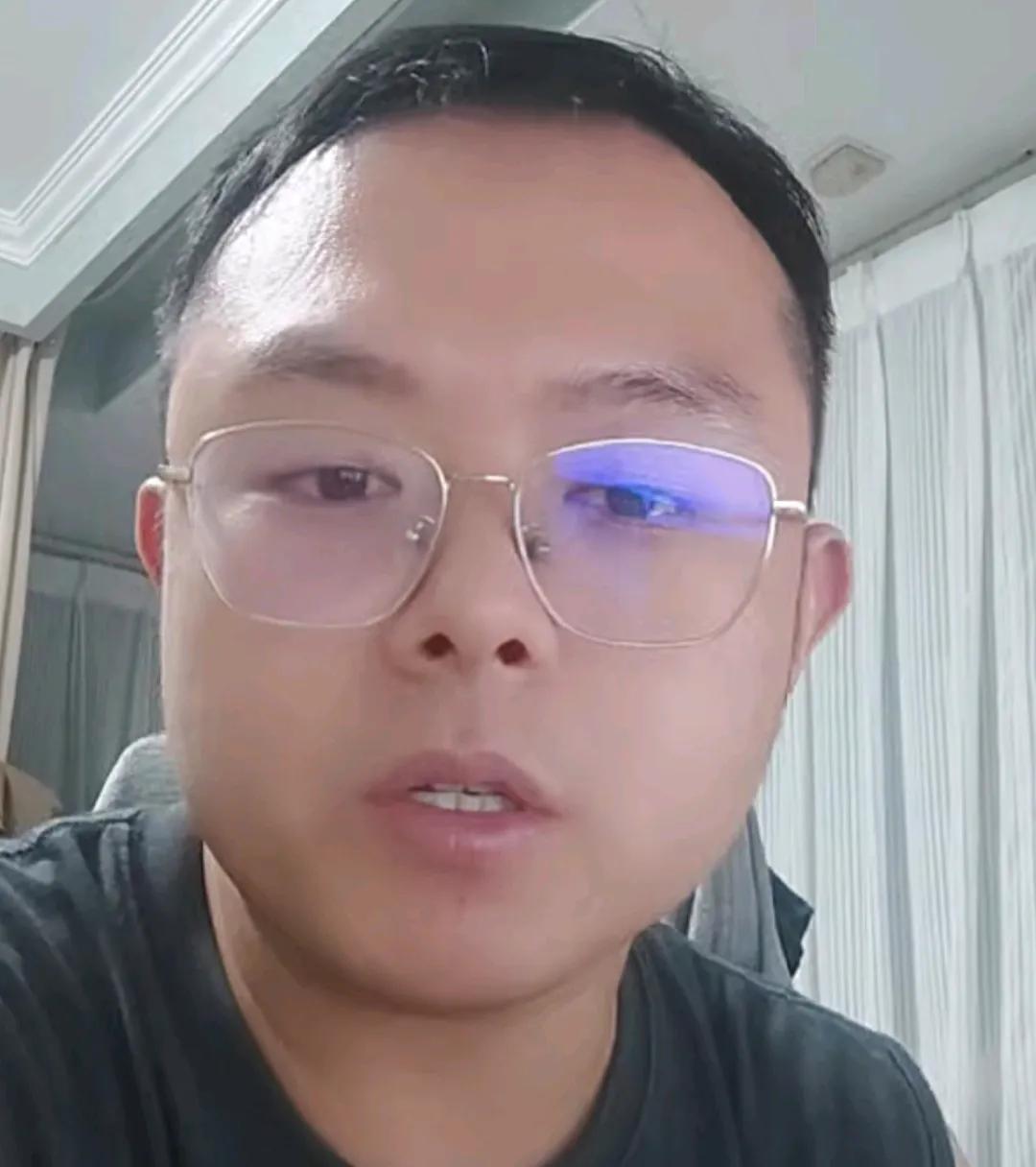 媒体人苗原爆了一个料。在直播中，媒体人苗原谈到了上海海港主场对阵北京国安队的比