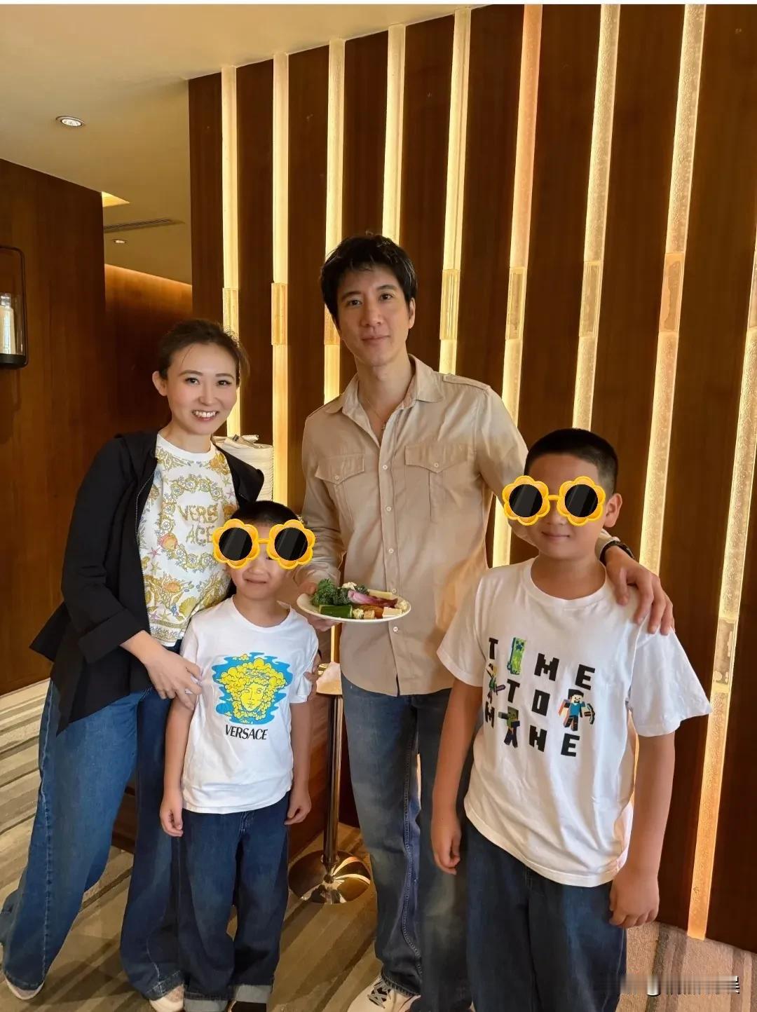 王力宏现身香港某餐厅，49岁的他，头发浓密，剑眉星目，身形板正，个子高挑结实，胸