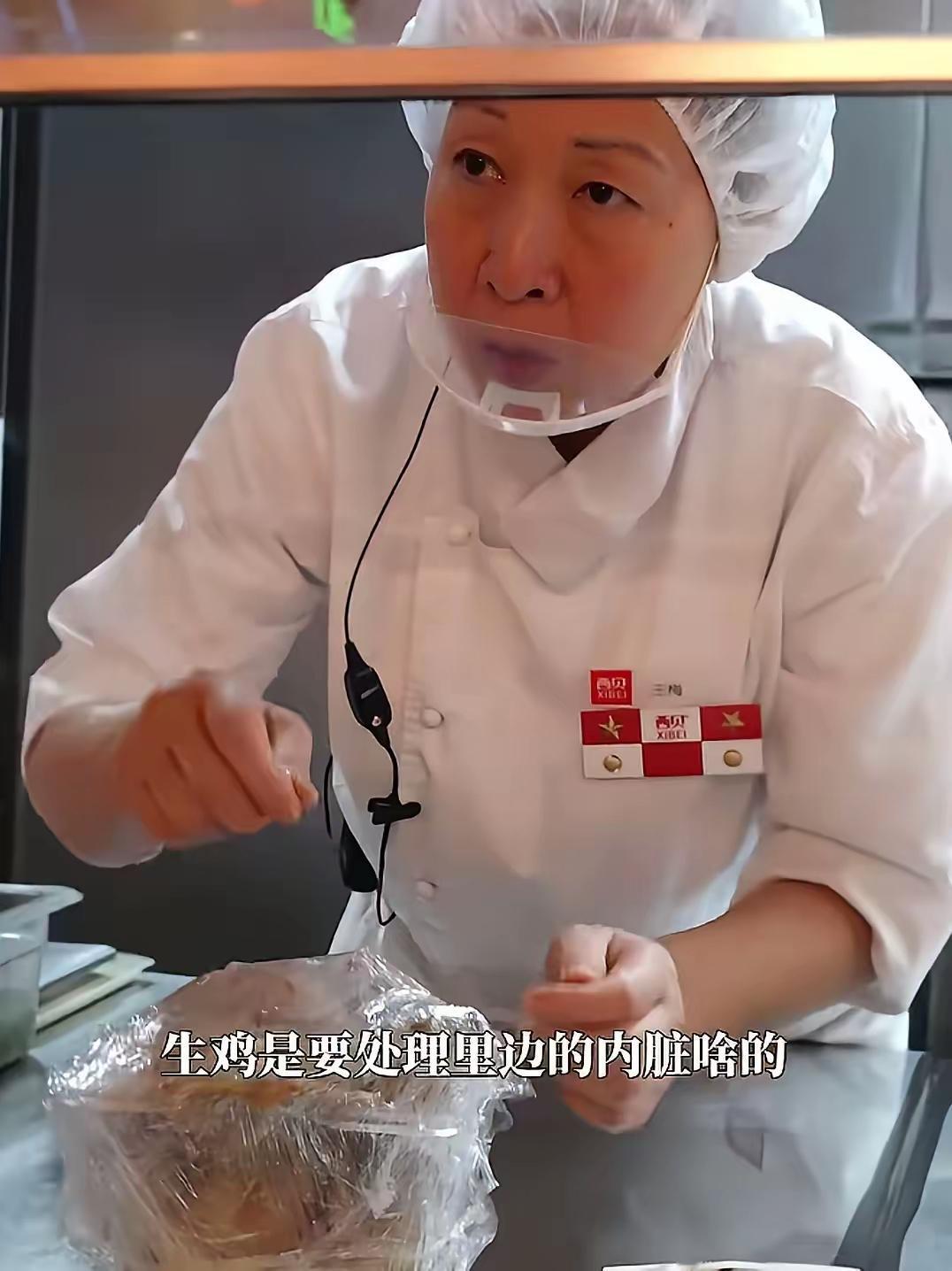 太嚣张了！西贝认错才一周就现原形？9月30日记者实锤，后厨还在用冷冻鸡冒充现杀，